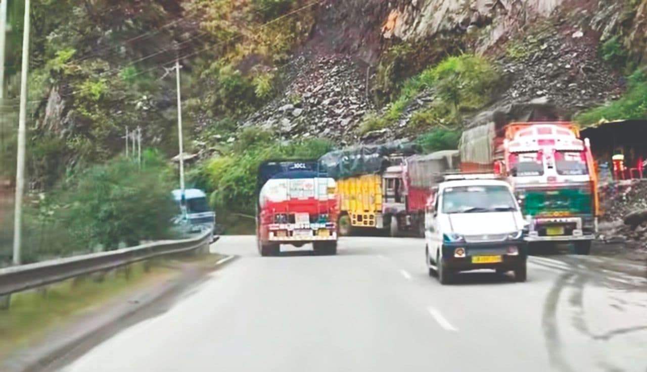NH-44 open for 2-way traffic; slow movement reported between Udhampur- Banihal NH-44 open for 2-way traffic; slow movement reported between Udhampur- Banihal