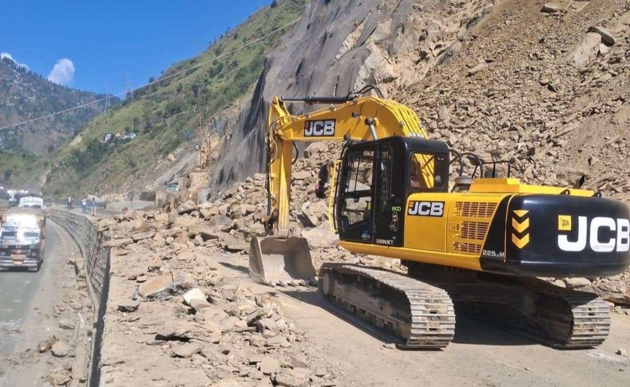 Fresh landslide disrupts Jammu-bound traffic on NH-44 near Ramsu Fresh landslide disrupts Jammu-bound traffic on NH-44 near Ramsu