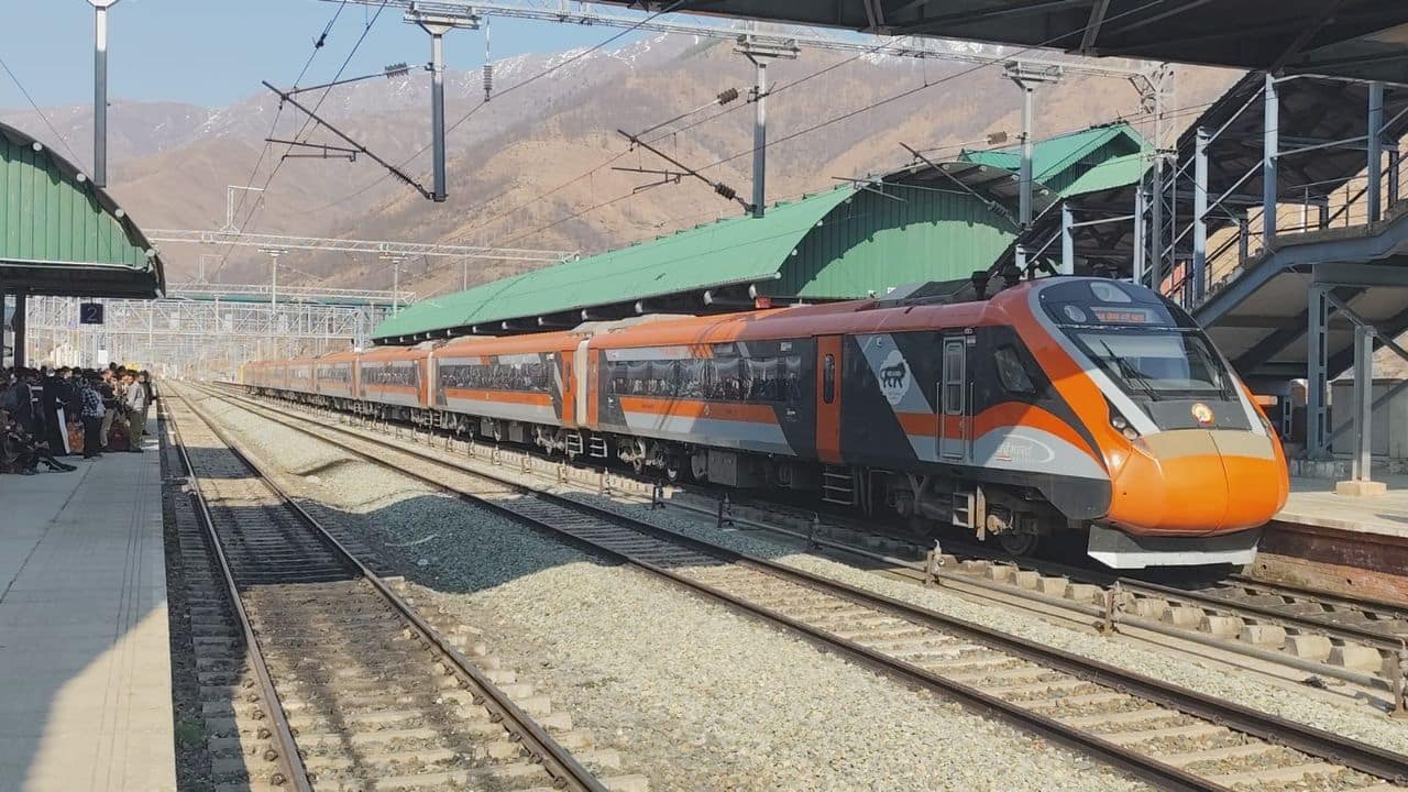 Driver’s cabin glass of Delhi-bound train breaks in J-K's Samba, probe underway Driver’s cabin glass of Delhi-bound train breaks in J-K's Samba, probe underway