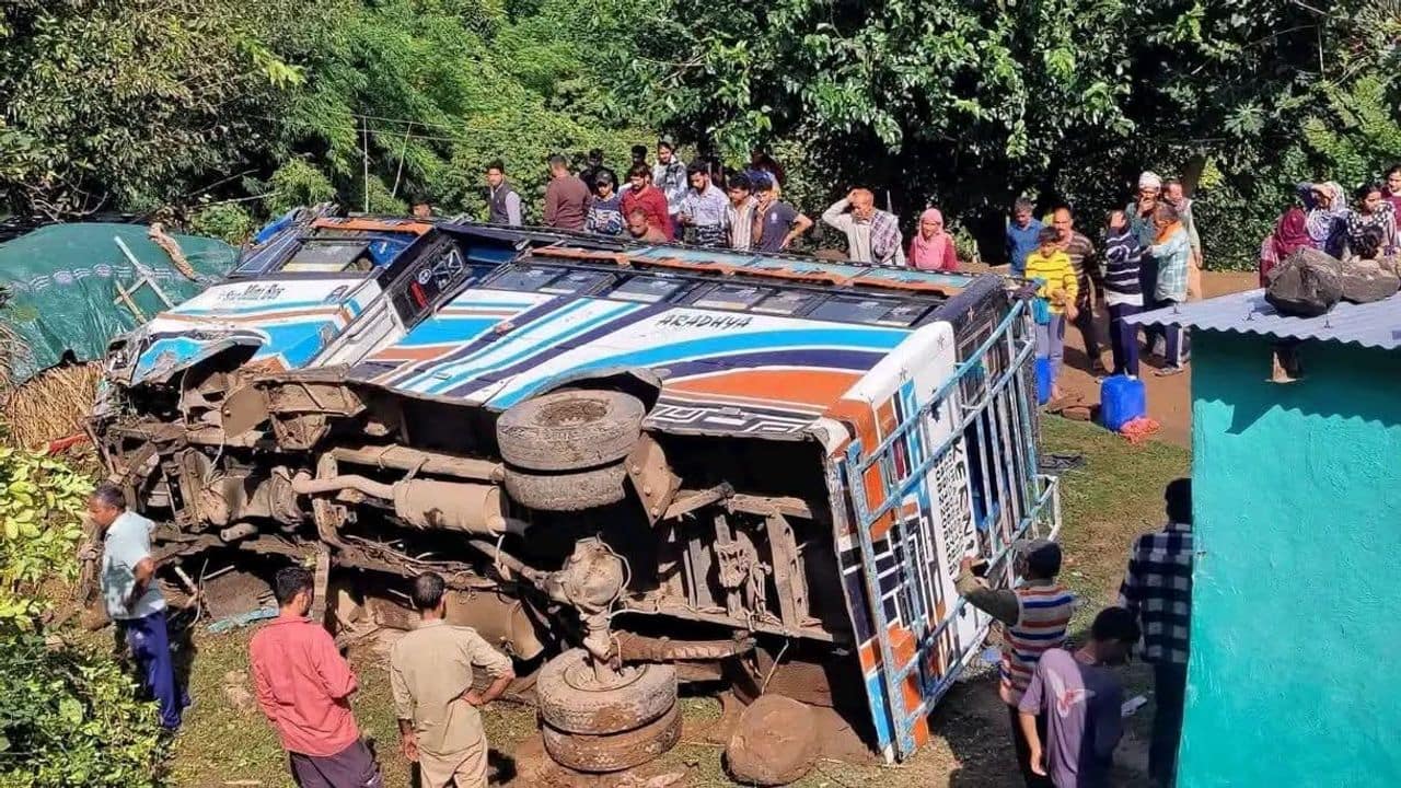 17 injured as matador rolls into ditch in Udhampur 17 injured as matador rolls into ditch in Udhampur