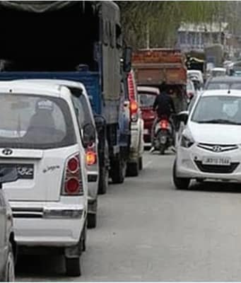 Narrow Shopian road to Kashmir’s largest industrial estate causes traffic jams