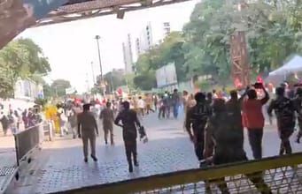 Stone pelting at police personnel near Akashwani Bhawan; two police personnel injured