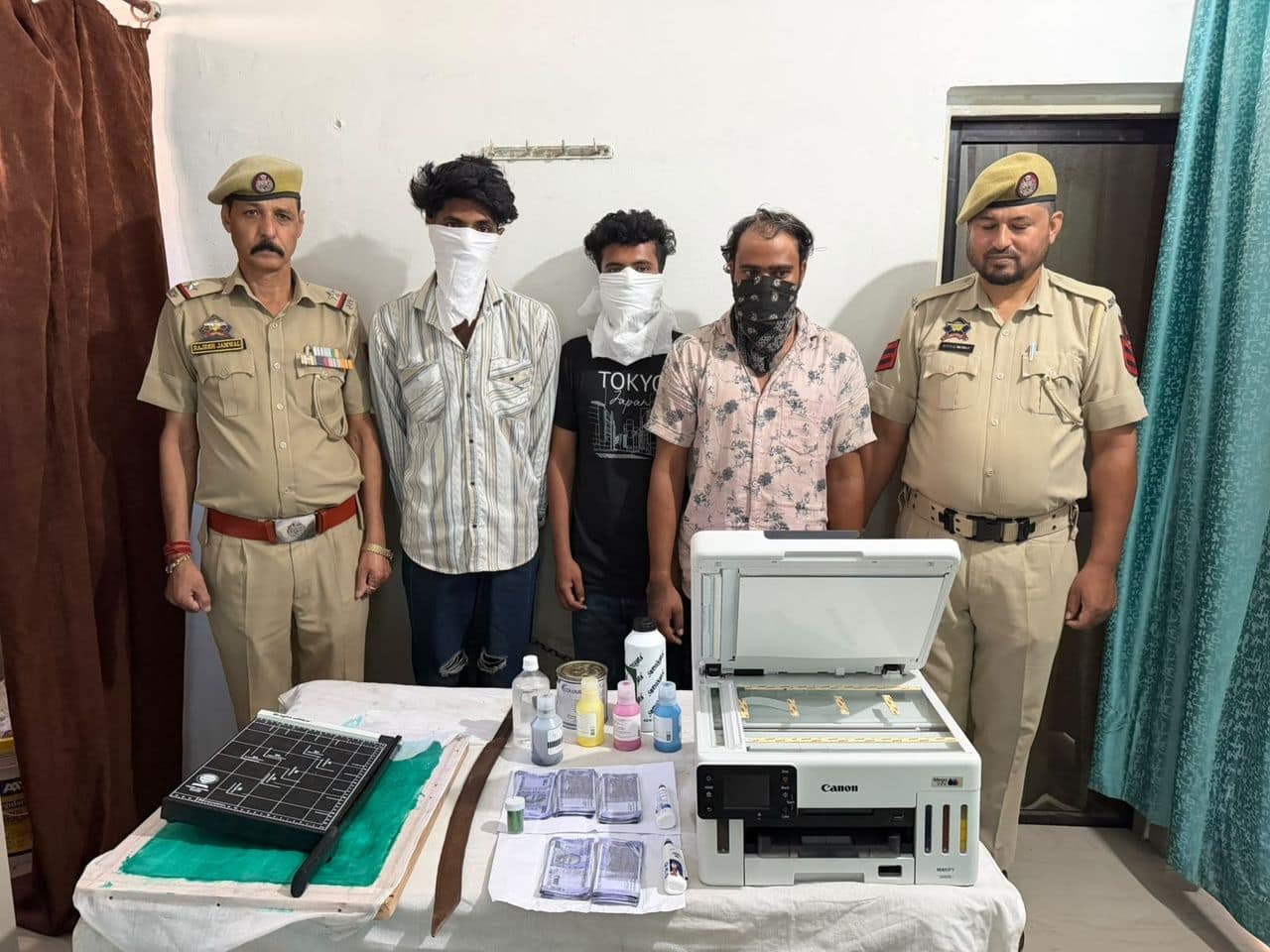 Counterfeit currency racket busted in Jammu, 3 held Counterfeit currency racket busted in Jammu, 3 held
