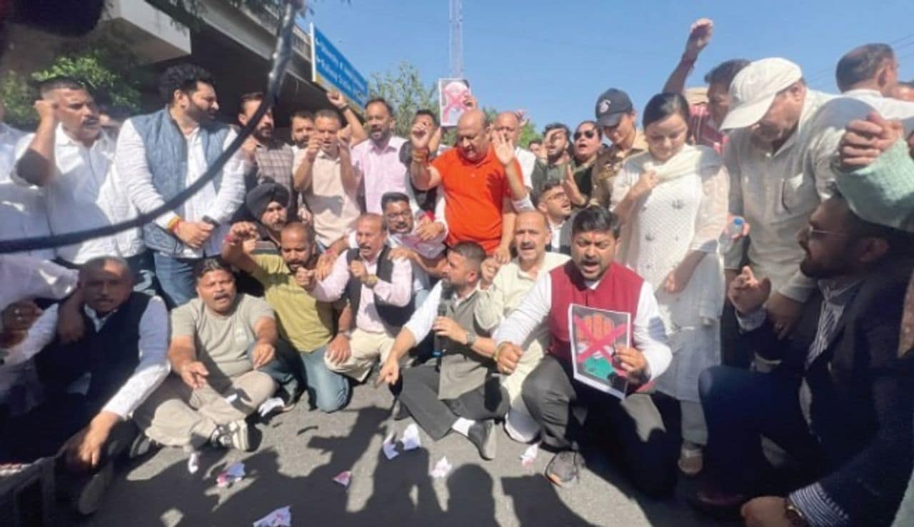 J&K BJP protests against Kharge’s remarks J&K BJP protests against Kharge’s remarks
