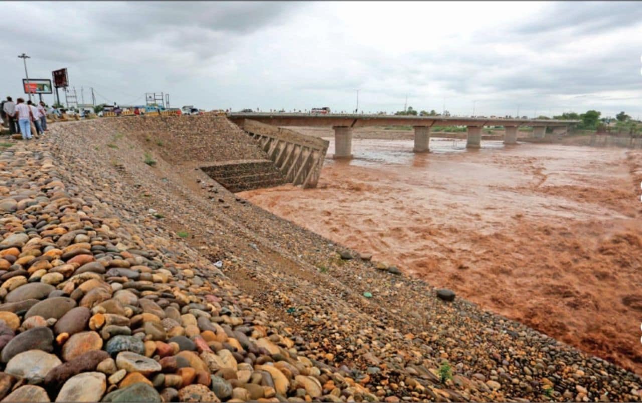 Tawi, Chenab in spate as fresh rain spell lashes Jammu, Udhampur, other districts Tawi, Chenab in spate as fresh rain spell lashes Jammu, Udhampur, other districts