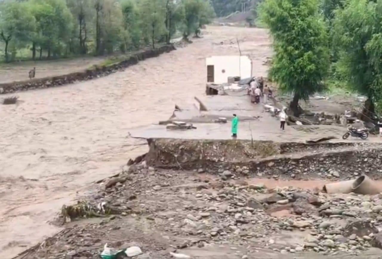 J-K: Flash floods, landslides wreak havoc in Poonch-Rajouri; eight dead, six missing J-K: Flash floods, landslides wreak havoc in Poonch-Rajouri; eight dead, six missing