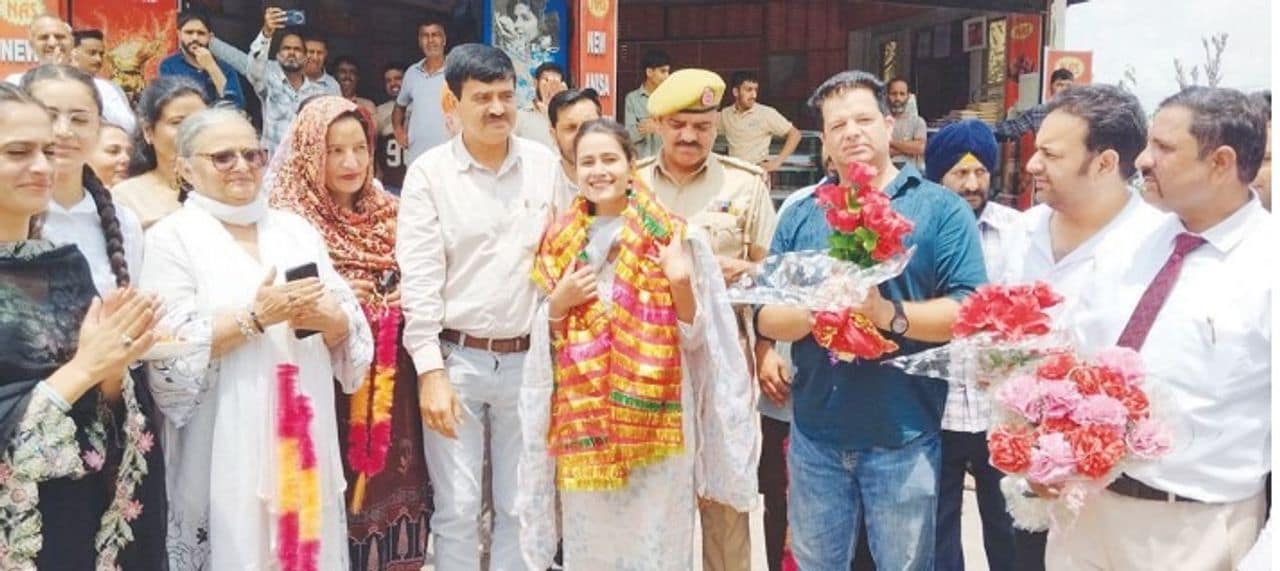Divya Bharti honoured for outstanding achievement in National singing reality show in Batote Divya Bharti honoured for outstanding achievement in National singing reality show in Batote