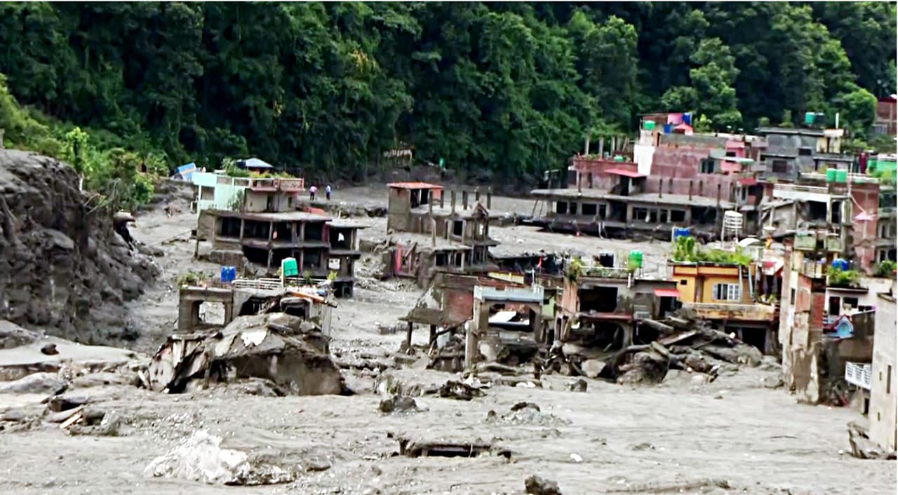 3 days after floods, 1st Chinese rescue team reaches devastated Gyirong Port 3 days after floods, 1st Chinese rescue team reaches devastated Gyirong Port
