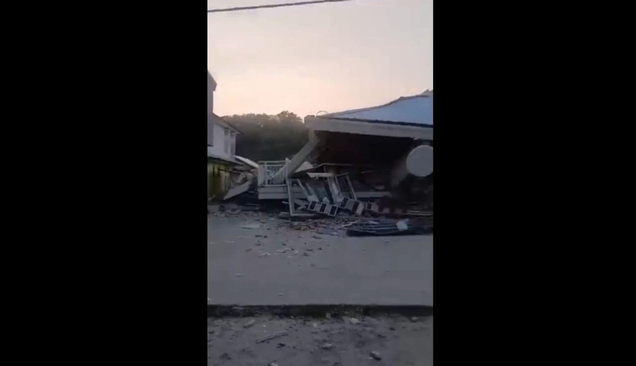 7.7 magnitude earthquake strikes off Indonesia's coast; buildings toppled, at least 2 killed 7.7 magnitude earthquake strikes off Indonesia's coast; buildings toppled, at least 2 killed