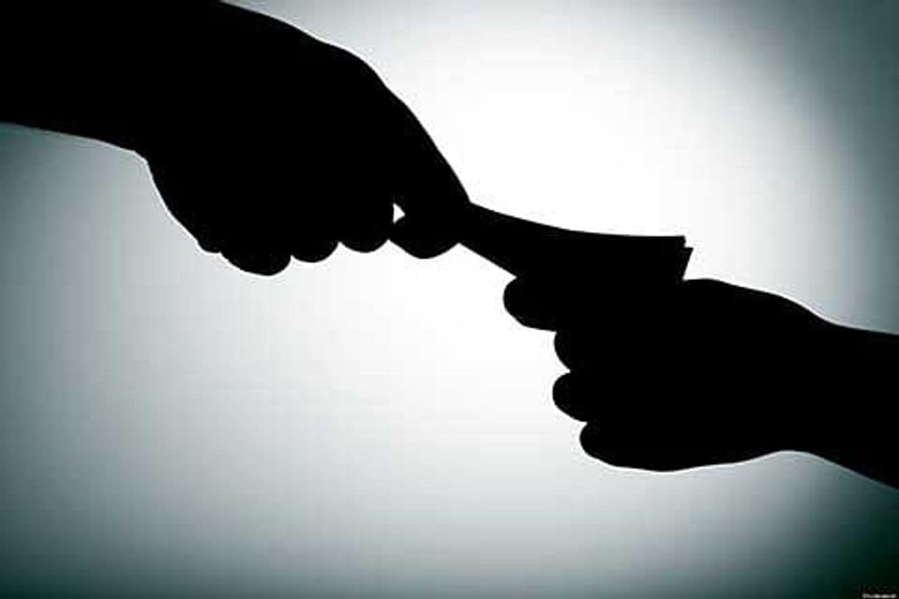SPO disengaged in Kathua after seen in video clip accepting bribe SPO disengaged in Kathua after seen in video clip accepting bribe