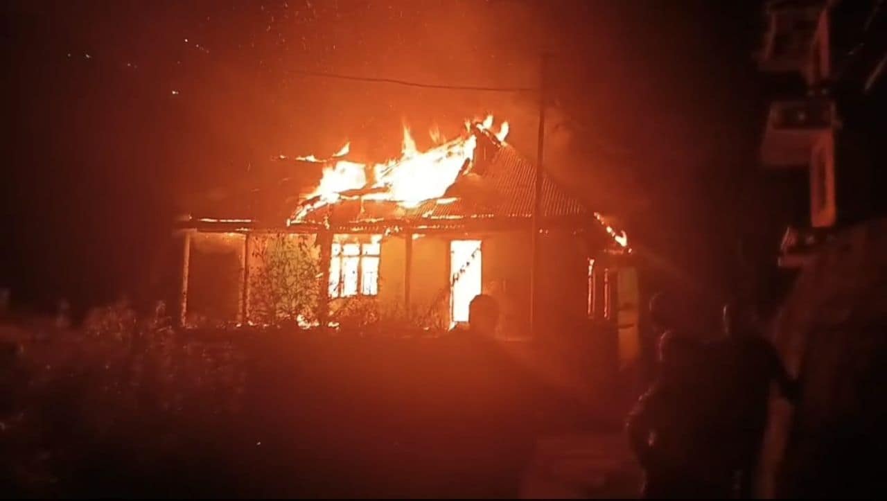 Mid-night fire reduces residential house to ashes in J&K's Poonch Mid-night fire reduces residential house to ashes in J&K's Poonch
