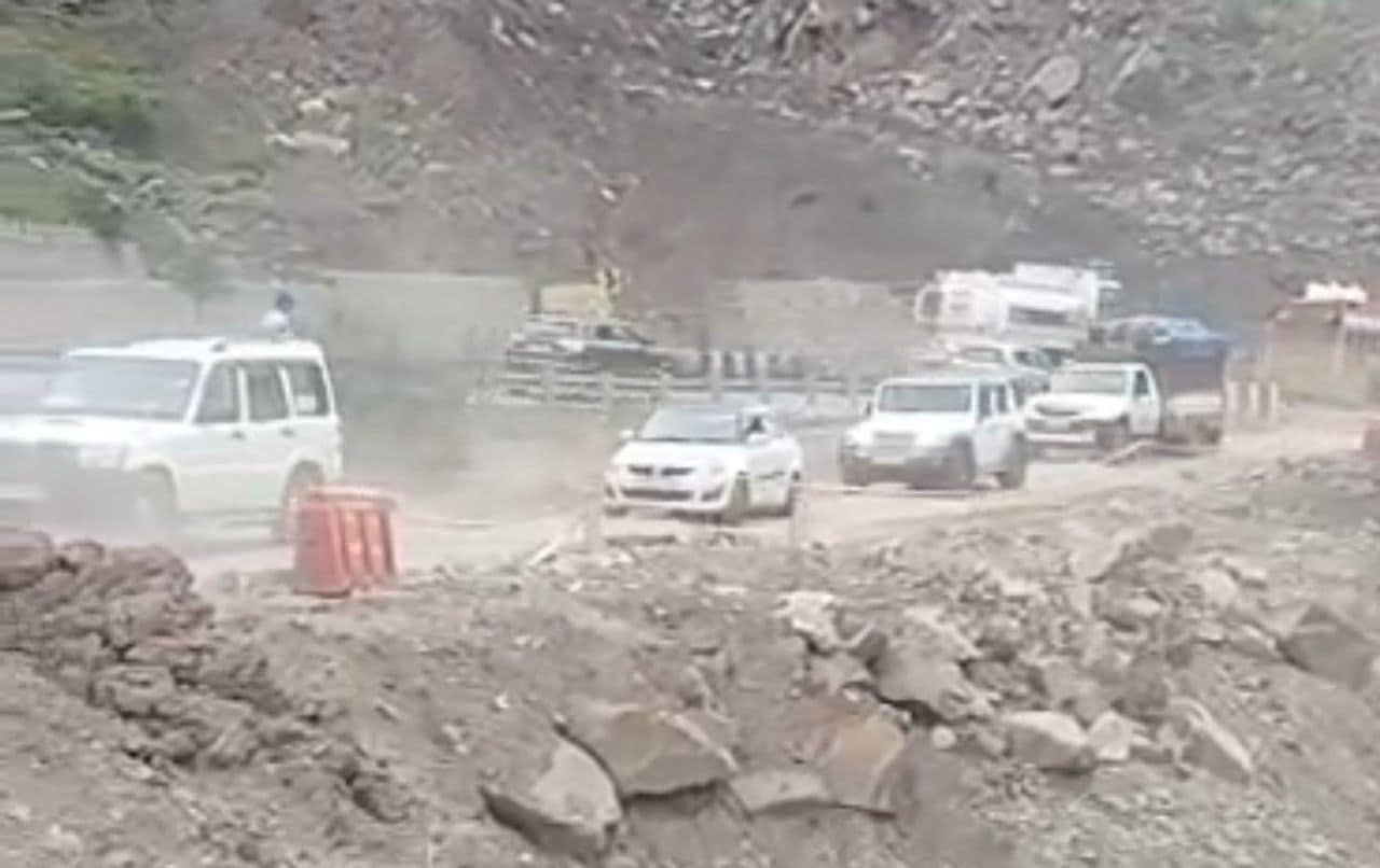 Srinagar Jammu NH open for 2-way traffic Srinagar Jammu NH open for 2-way traffic